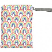 Cargar imagen en el visor de la galería, Bolsa impermeable mediana Itzy Ritzy Happy Rainbow arcoiris
