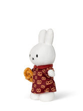 Cargar imagen en el visor de la galería, Miffy Standing Pretzel Dress - 24 cm - 9,5
