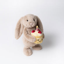 Cargar imagen en el visor de la galería, Conejo con tarta de cumpleaños / Bashful Beige Bunny &#39;Birthday&#39;Jellycat 31x12x9 cm
