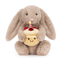Cargar imagen en el visor de la galería, Conejo con tarta de cumpleaños / Bashful Beige Bunny &#39;Birthday&#39;Jellycat 31x12x9 cm
