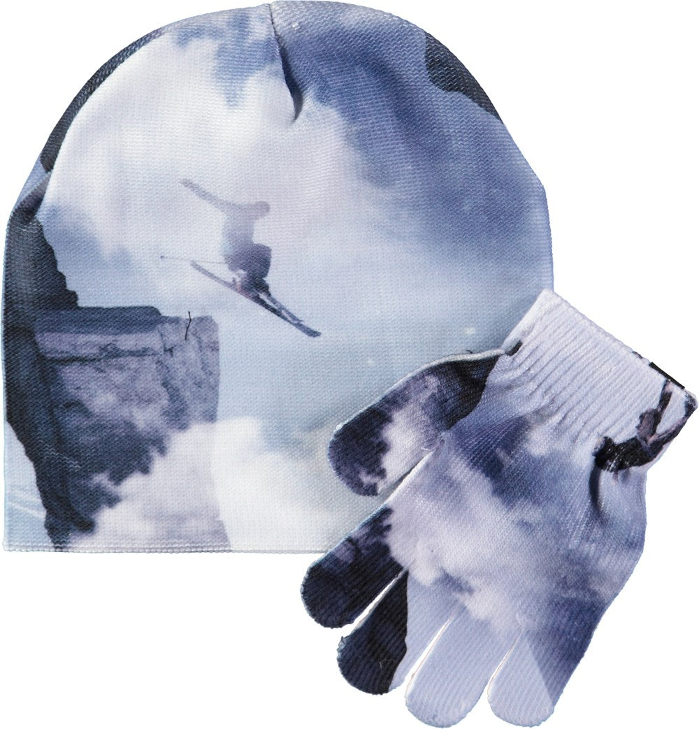 Conjunto gorro y guantes esquiando en el cielo  Kaya High  in The Sky molo